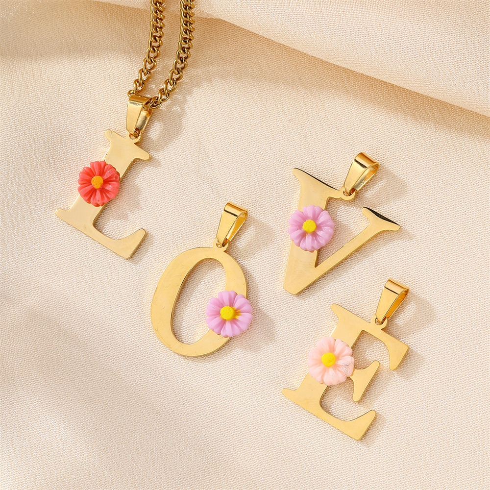 Initial Letter Necklace 18K Gold - パーソナライズされたデイジーイニシャルレターネックレス カスタム18Kゴールドメッキステンレススチールフローラルアルファベットペンダント 夏のギフト 女性向け