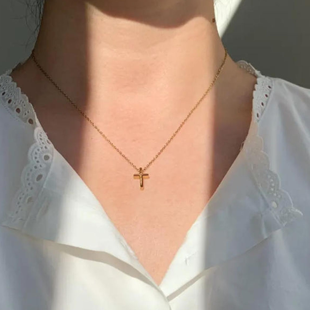 Cross Pendant Necklace Gold - 精巧なゴールドクロスネックレス、シンプルなデイリークロスペンダントネックレス、男女兼用。