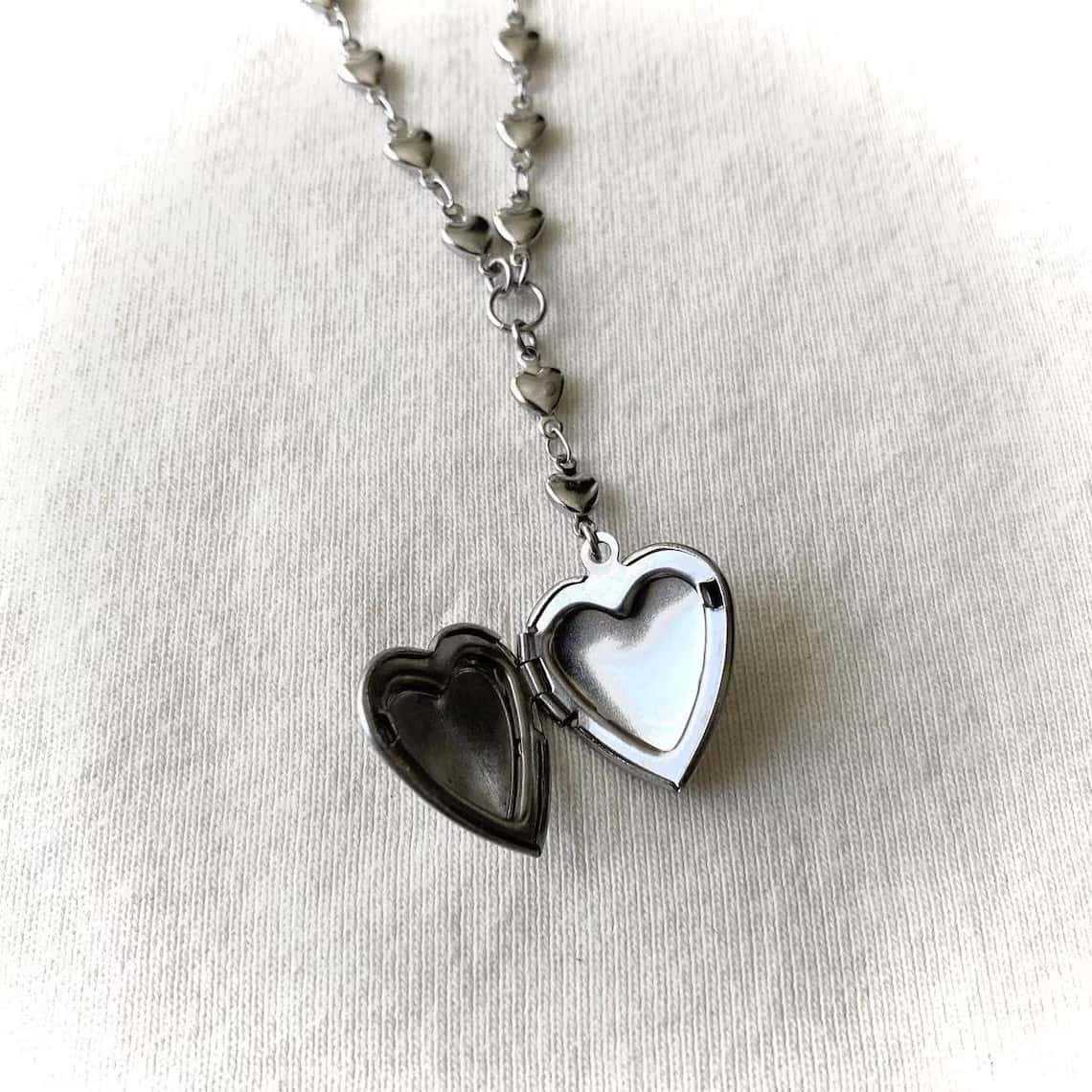 ロザリオ ラリアット チェーン ネックレス ハート ロケット - Heart Locket Necklace Photo のレビューと価格