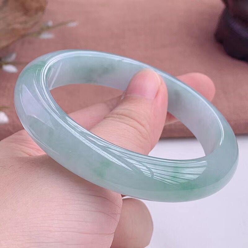 ミャンマー産、単色のライトオイルジェダイトブレスレット、若い - Bracelets のレビューと価格