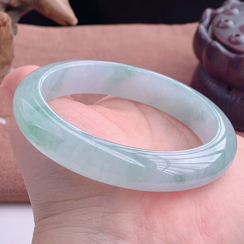 ミャンマー産、単色のライトオイルジェダイトブレスレット、若い - Bracelets のレビューと価格