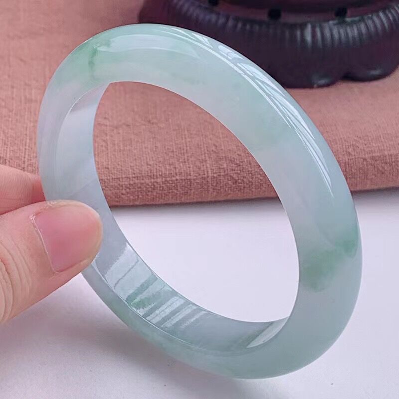 ミャンマー産、単色のライトオイルジェダイトブレスレット、若い - Bracelets のレビューと価格