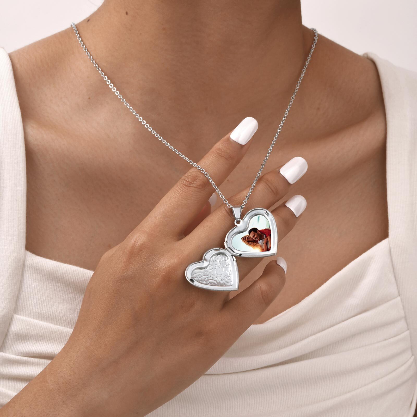Vnox 可憐なハート写真ペンダントネックレス、ステンレス鋼 - Heart Locket Necklace Photo のレビューと価格