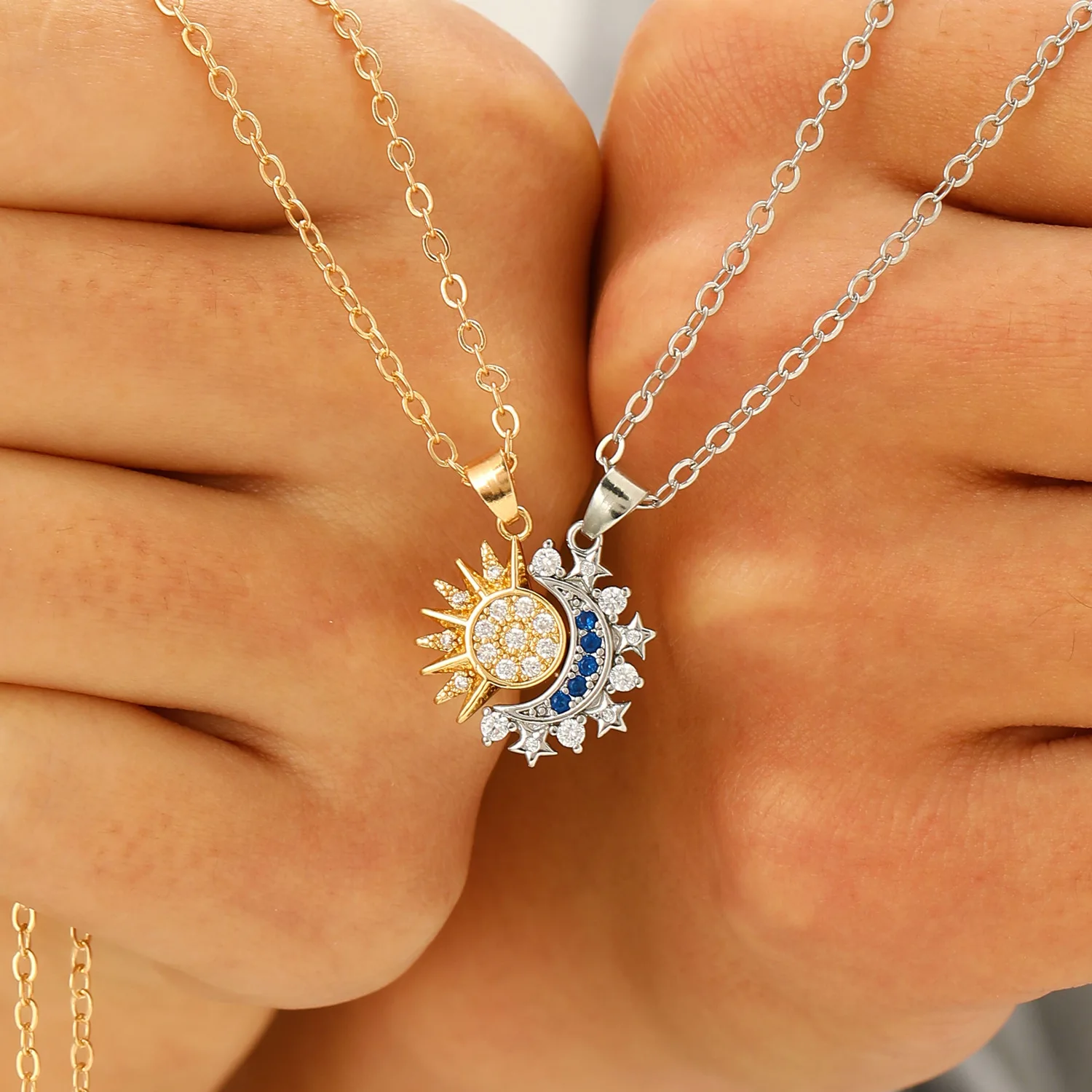 ファッション光沢のあるラインストーン日月ペンダントネックレス - Magnetic Couple Matching Necklaces のレビューと価格