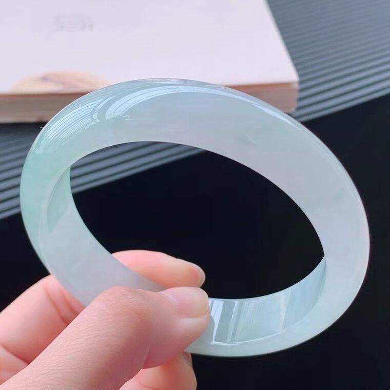 ミャンマー女性向け、氷のような質感の単色半透明ジェダイトブレ - Bracelets のレビューと価格