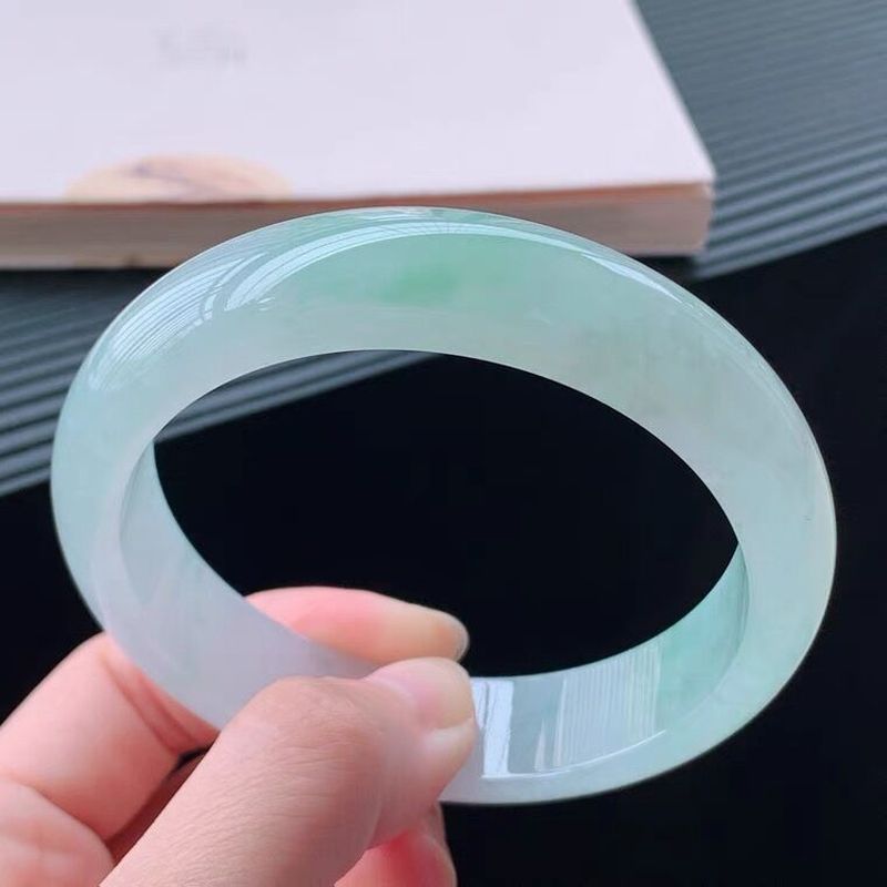 ミャンマー女性向け、氷のような質感の単色半透明ジェダイトブレ - Bracelets のレビューと価格